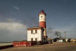 Lighthouse,-Keepers-house,-British-colonial-architecture,-Victorian-era,-Red-brick,-Architectural-view,-Gulf-of-Guinea,-Deprived-neighbourhood,-Colonial-heritage,-Jamestown,-Accra,-Ghana,-West-Africa